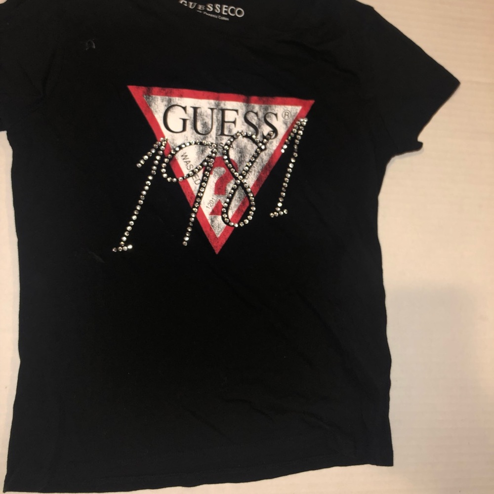 Black guess T-shirt.